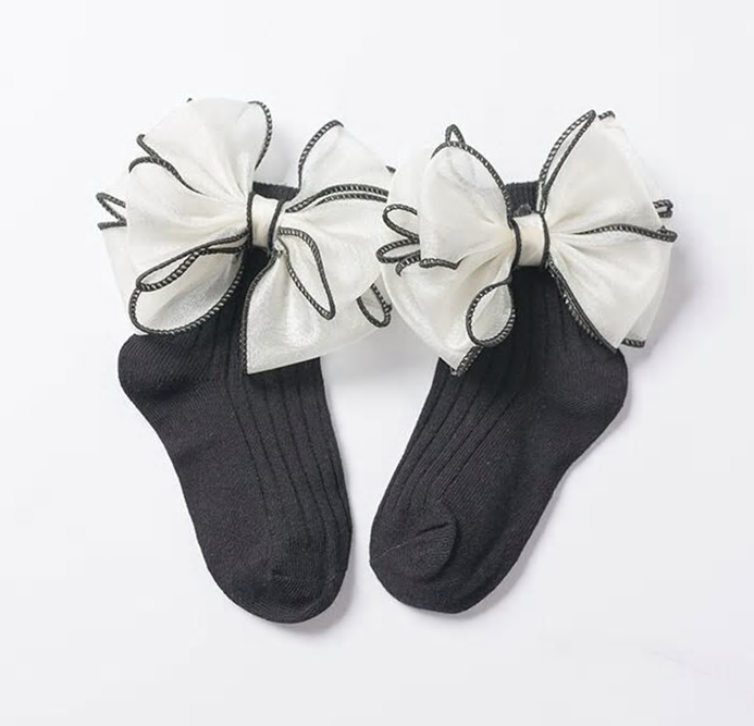 We love big bows and WE CANNOT LIE! Check out our new BIG bow plush socks. They come in two different colors black and pink. Depending on age, they can be worn as anklets or knee highs.  Fit for sizes 2yr-6yrs (can get away with a little smaller and a little bigger)